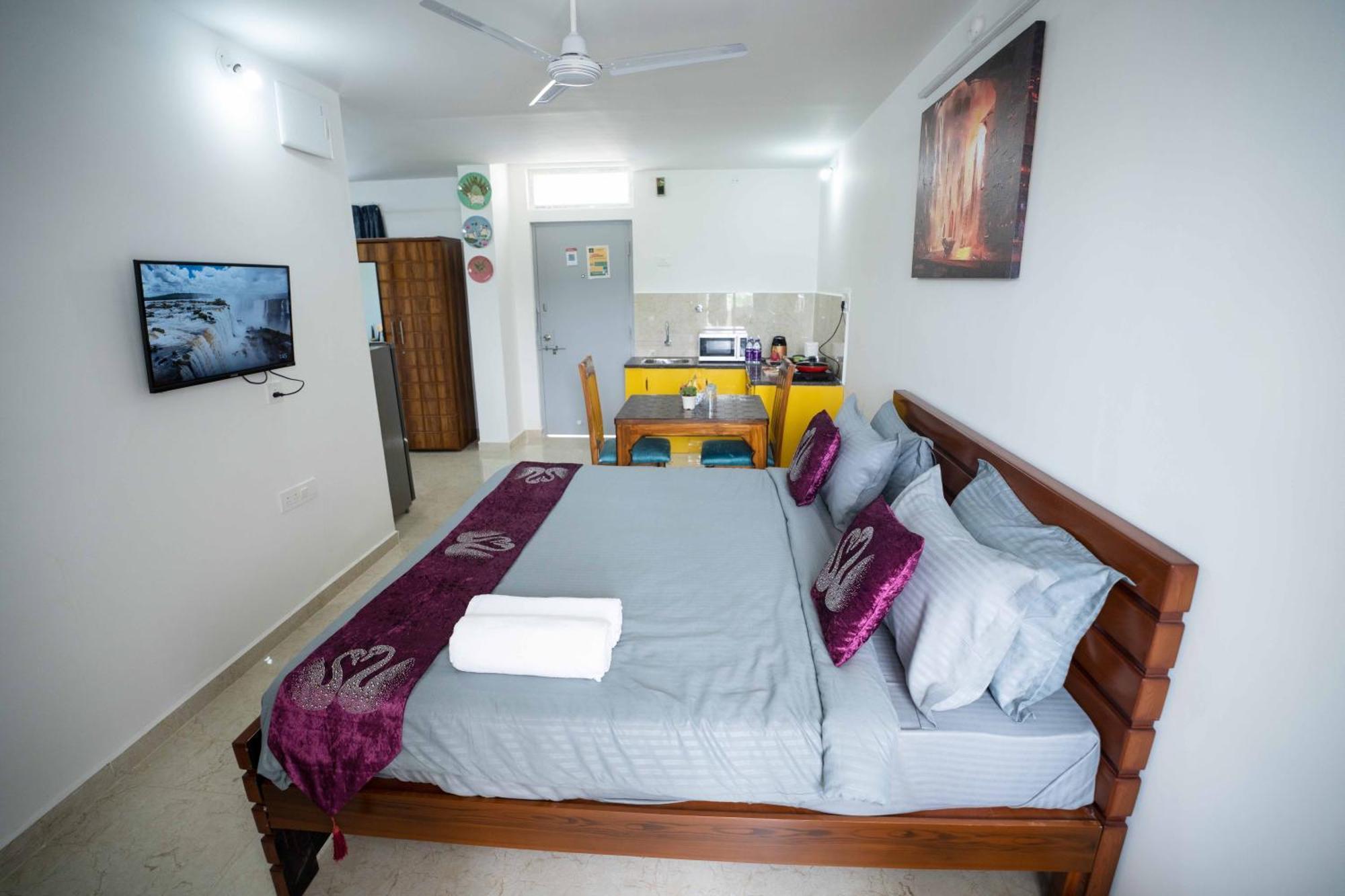 Yellow Bells Studios And Suites Gachibowli Bagian luar foto