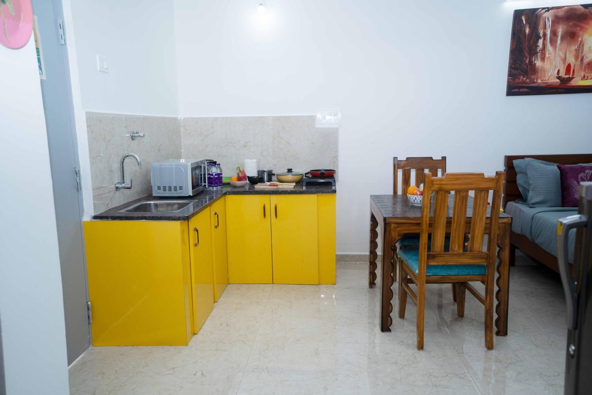Yellow Bells Studios And Suites Gachibowli Bagian luar foto