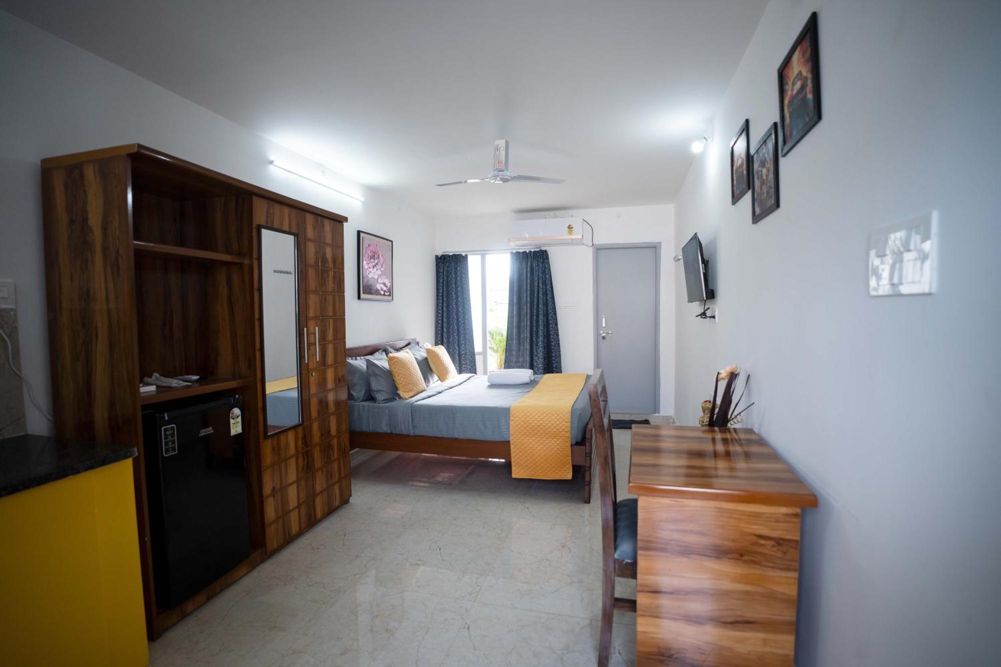 Yellow Bells Studios And Suites Gachibowli Bagian luar foto