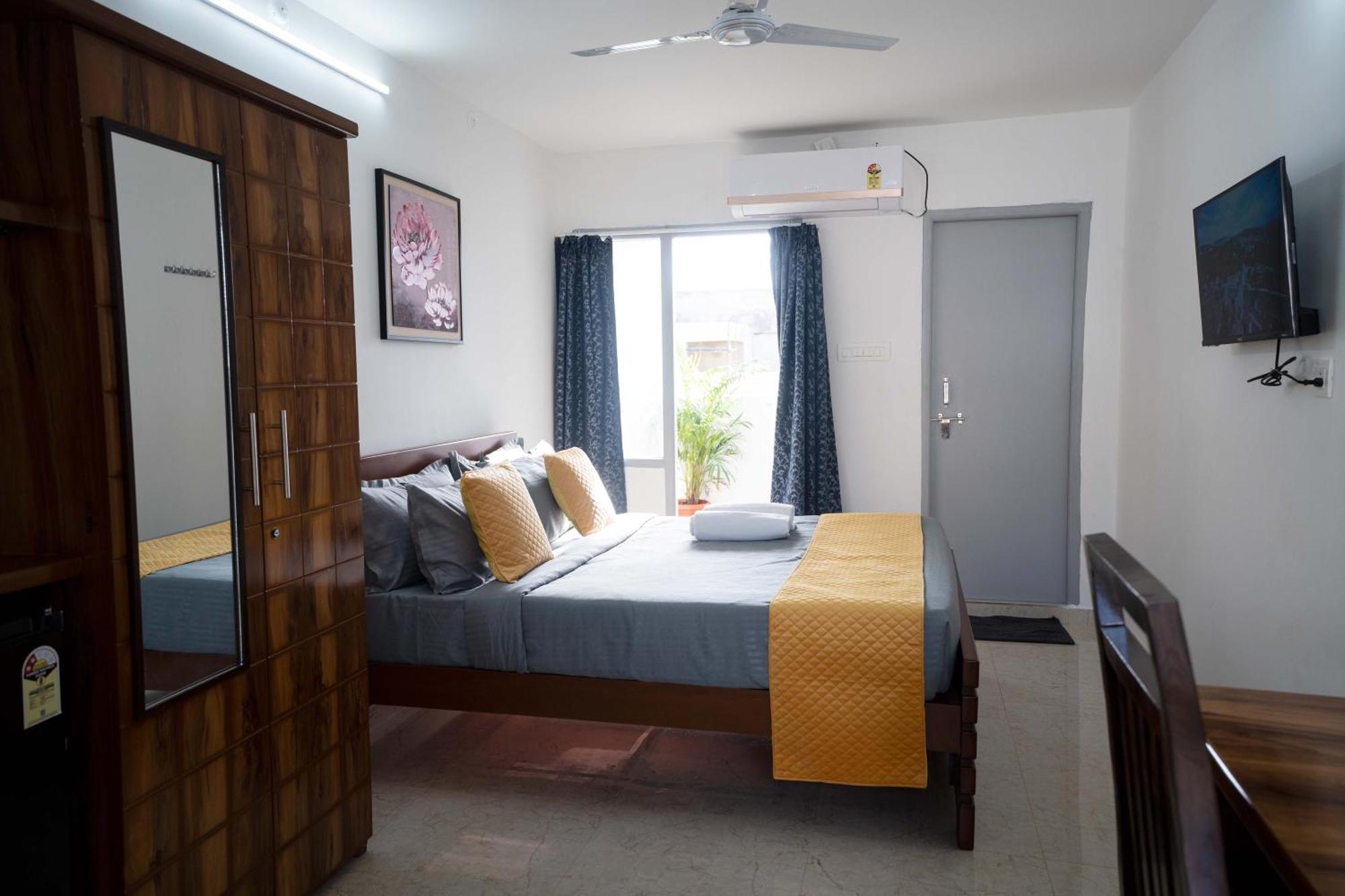 Yellow Bells Studios And Suites Gachibowli Bagian luar foto
