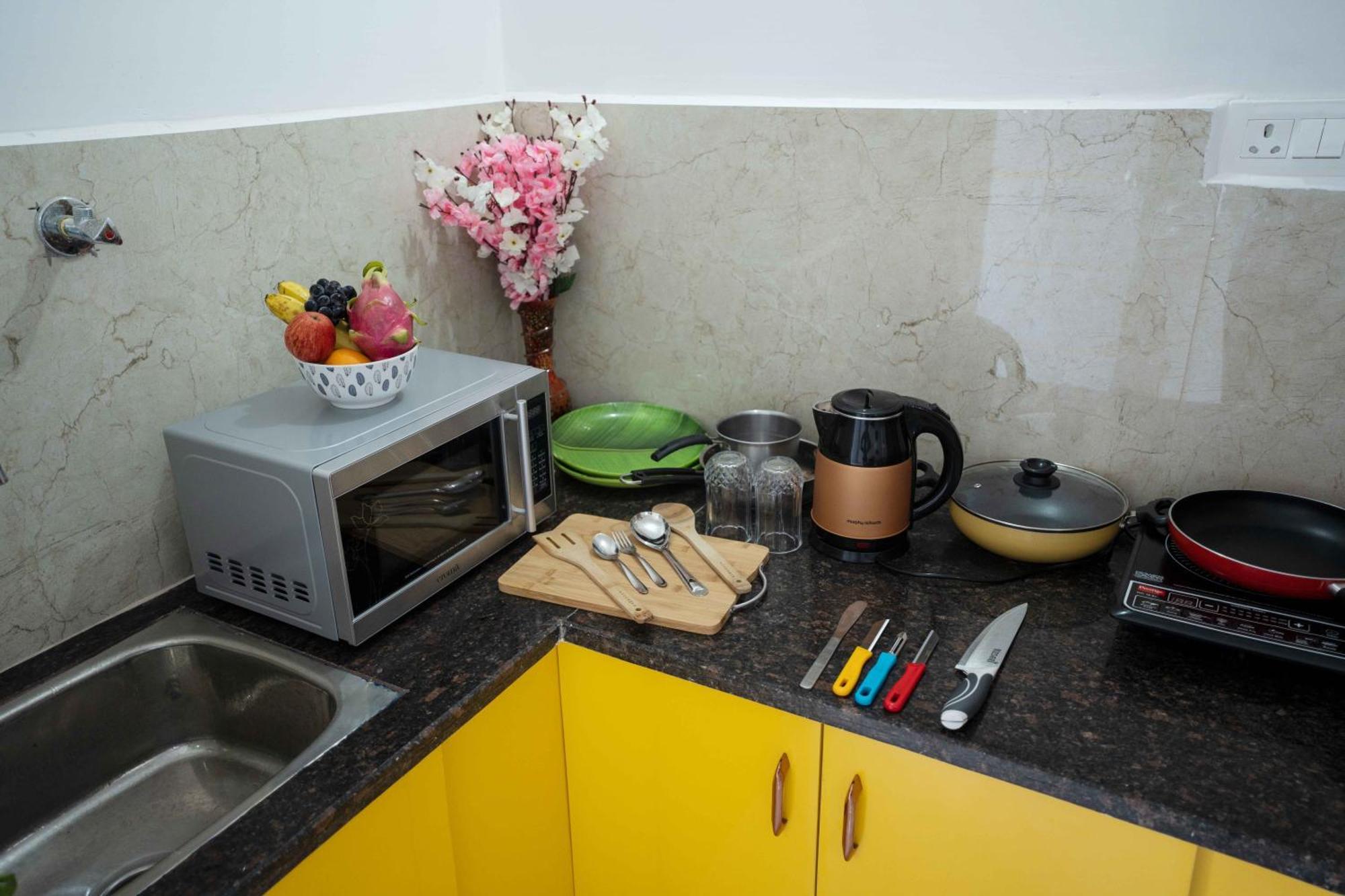 Yellow Bells Studios And Suites Gachibowli Bagian luar foto