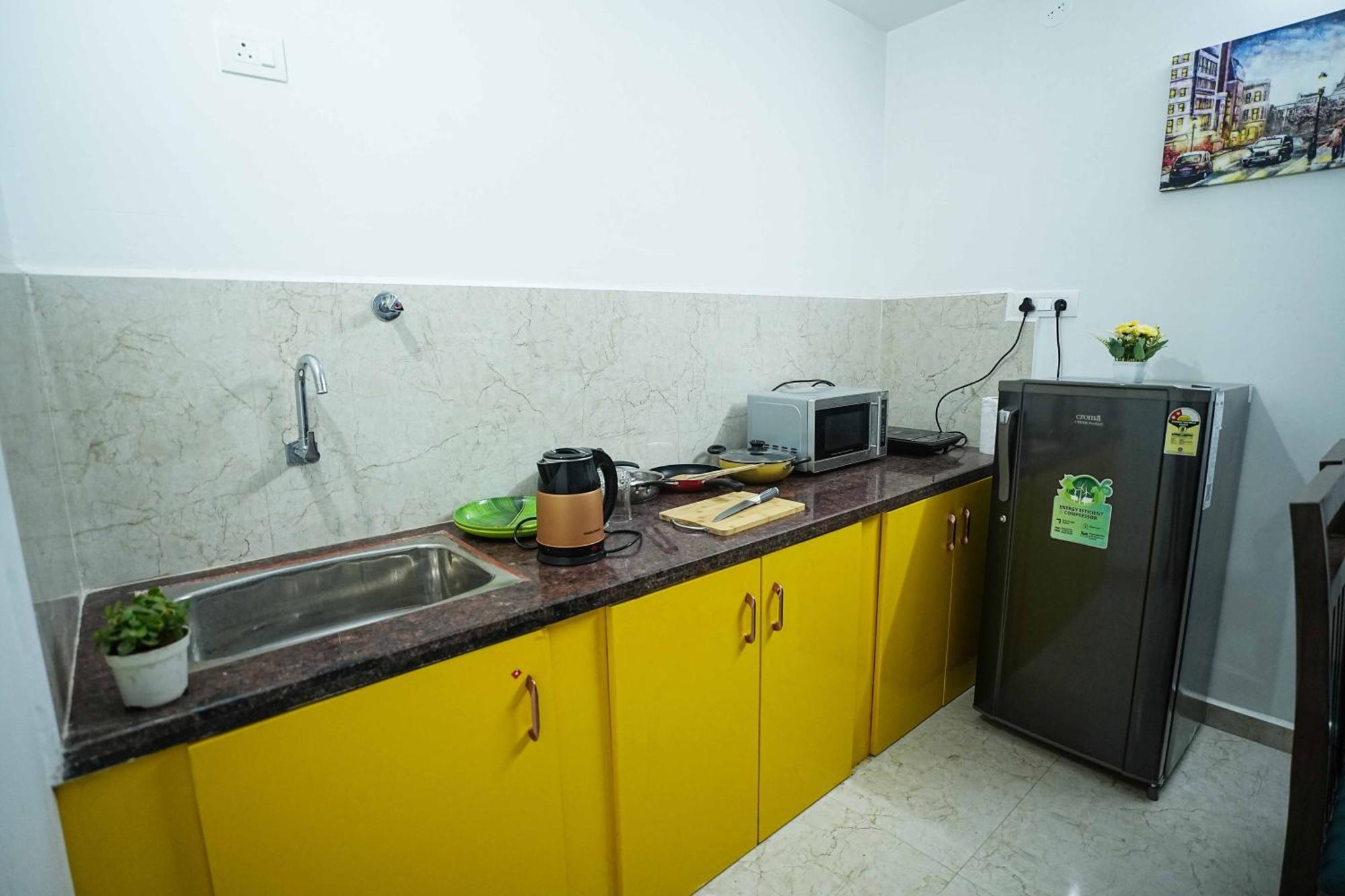 Yellow Bells Studios And Suites Gachibowli Bagian luar foto